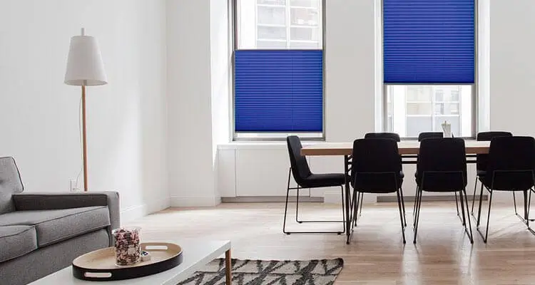 Faltstore Fenster Farbe blau im Wohnzimmer 