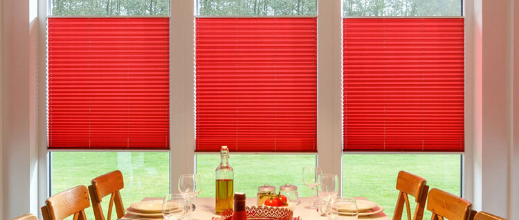 Fenster im Esszimmer mit roten Plissees