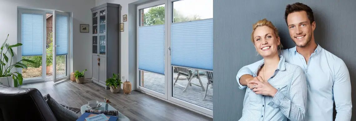 Doppelflügel Fenster bodentief mit Sichtschutz Plissee in blau