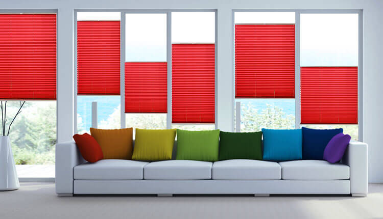 Plisseejalousie am Fenster Wohnzimmer in Farbe rot