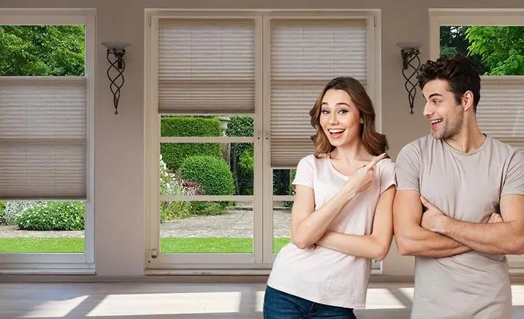 Faltstore Gardine im Wohnzimmer in Farbe braun  