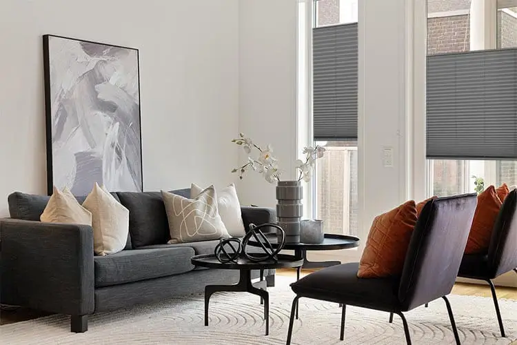 Plissee Jalousien an Fenster im Wohnraum
