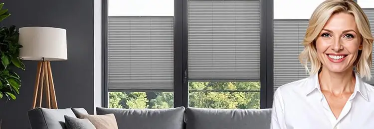 Plissee Faltstore am Fenster in Farbe grau anthrazit