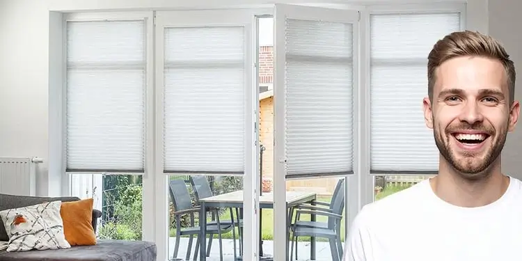 Plissee auf Fenster-Rahmen Plissee verschraubt am Fensterrahmen