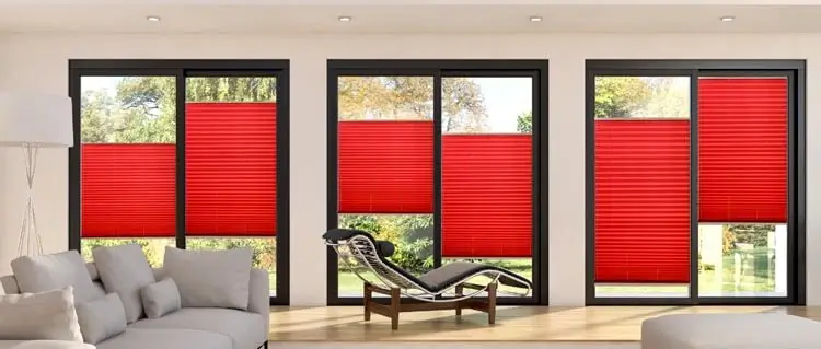 Fenster im Esszimmer mit Plissee rot