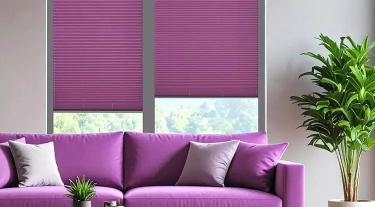 Plissee Rollo in violett lila am Fenster